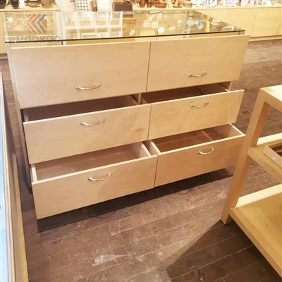 Luxe modern per a joies de vidre de fusta clara amb calaixos d'emmagatzematge