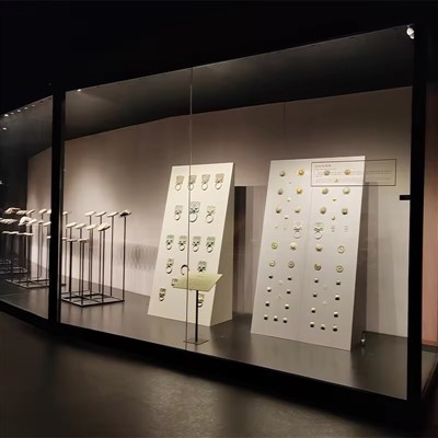 Vitrina de diversos-nivells del museu