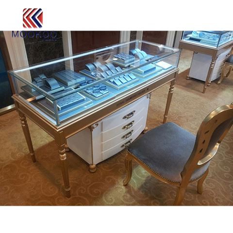 Gabinet de joieria amb emmagatzematge al fons