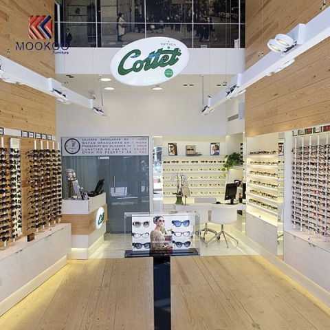 Disseny d’aparadors òptics personalitzats en fusta i metall