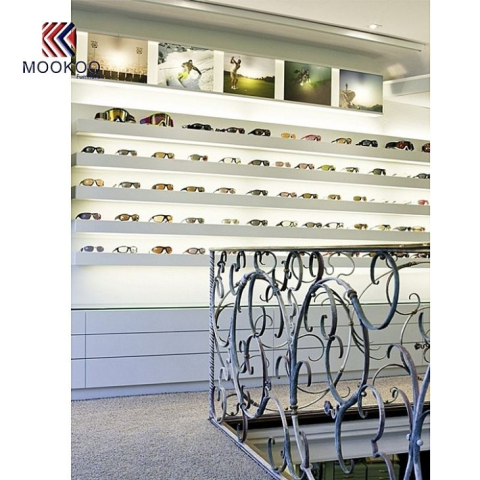 Armaris de parets blanques per a ulleres de decoració lluminoses i precises